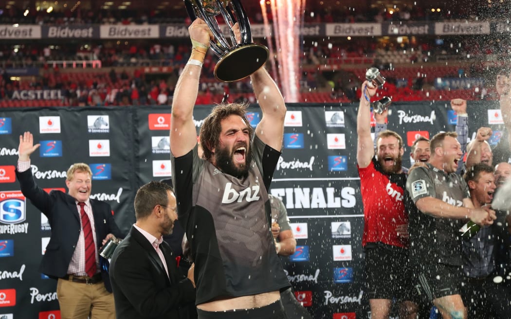 Sam Whitlock des Crusaders soulève le trophée après avoir remporté la finale du Super Rugby 2017 contre les Lions l'année dernière.