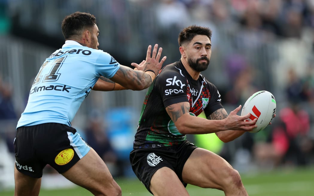 Warriors halfback Shaun Johnson takes on Kiwis teammate and Cronulla Sharks forward Briton Nikora.