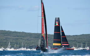 Team New Zealand and Luna Rossa do battle in race five of the America's Cup.