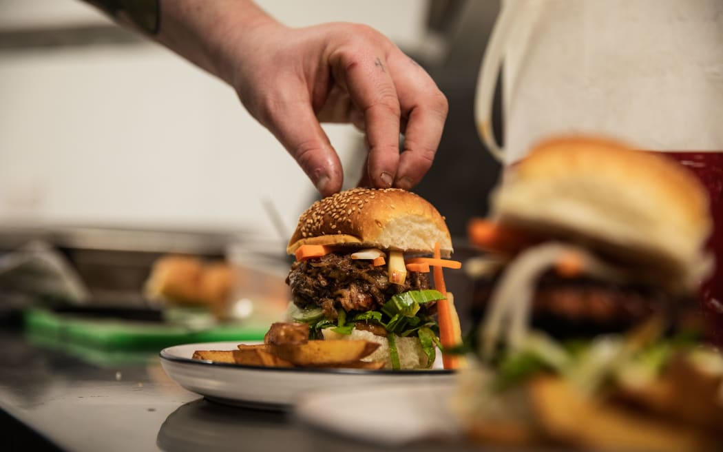 Wszyscy jedzą burgera WOAP