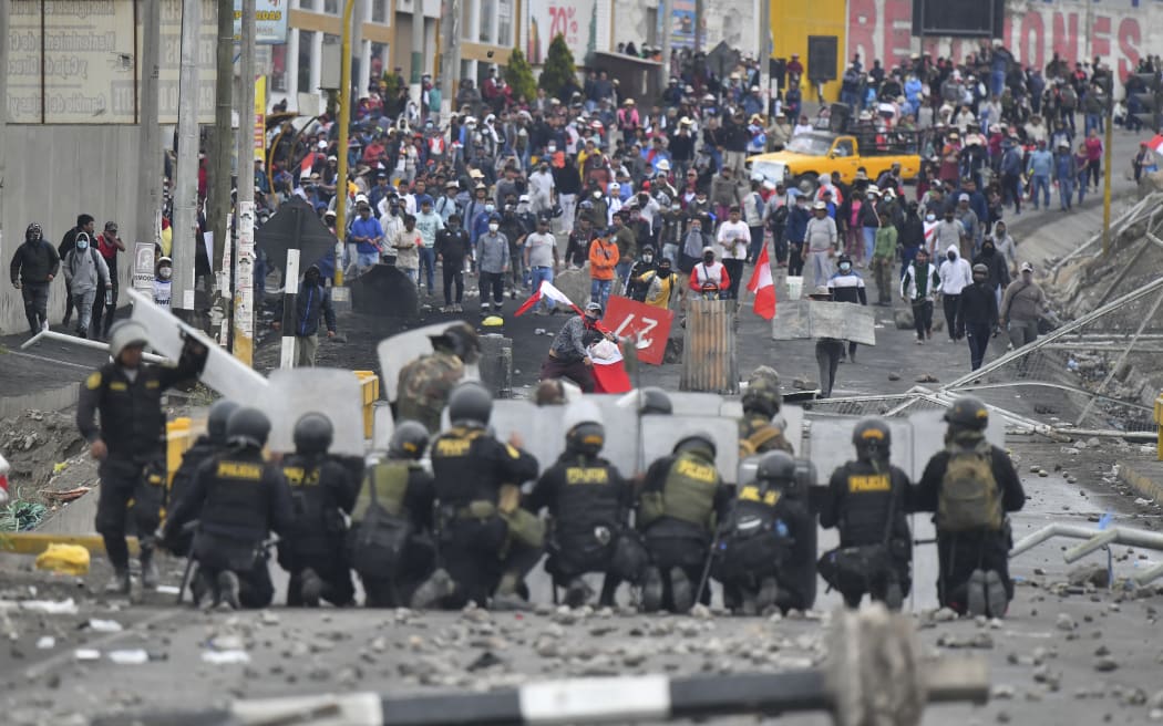 Des manifestants se heurtent à la police anti-émeute au pont Añashuayco à Arequipa, au Pérou, lors d'une manifestation contre le gouvernement de la présidente Dina Boluarte et pour exiger sa démission le 19 janvier 2023. - Après des semaines de troubles, des milliers de manifestants devaient descendre sur le Pérou. capitale Lima, défiant l'état d'urgence pour exprimer leur colère contre le président Dina Boluarte, qui a appelé les manifestants à se rassembler "tranquillement et calmement".  Le pays sud-américain a été secoué par plus de cinq semaines de manifestations meurtrières depuis l'éviction et l'arrestation de son prédécesseur Pedro Castillo début décembre.  (Photo de Diego Ramos / AFP)