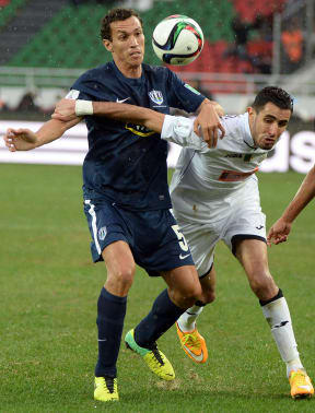 Auckland City FC's Angel Berlanga (L) fights for the ball with ES Setif's Ahmed Gasmi (R).