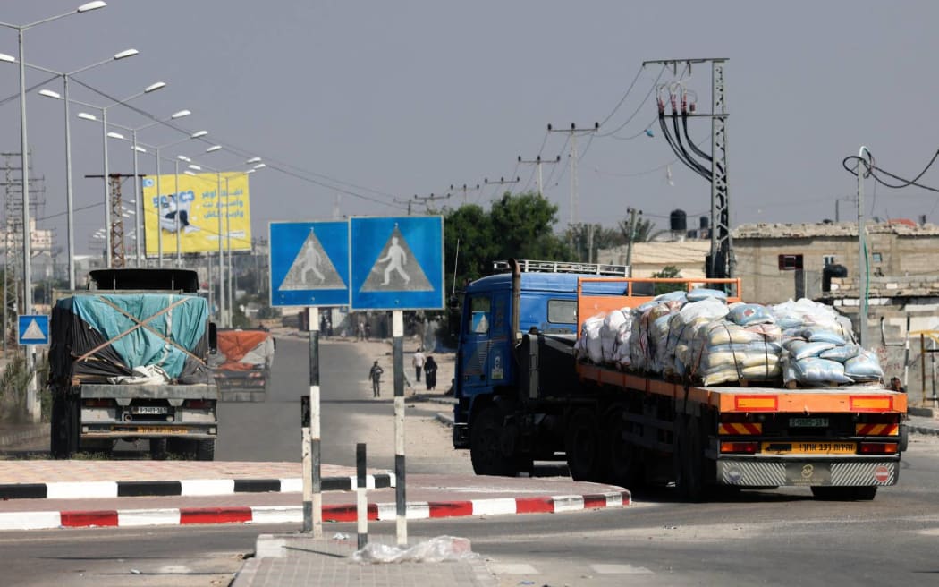 2023 年 11 月 2 日，随着以色列和巴勒斯坦哈马斯运动之间的战斗仍在继续，运载人道主义援助的卡车从埃及经拉法过境点进入加沙地带南部。 （穆罕默德·阿贝德/法新社拍摄）