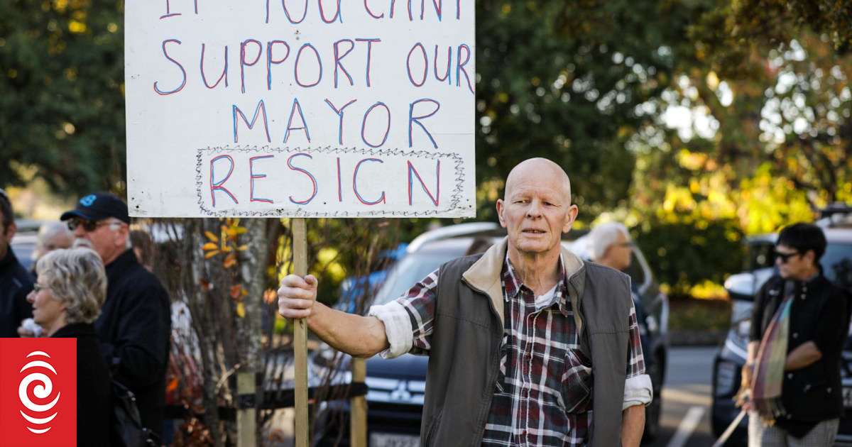 Hundreds of Gore residents take up call against former council CEO Stephen Parry's new role - Vimarsana News