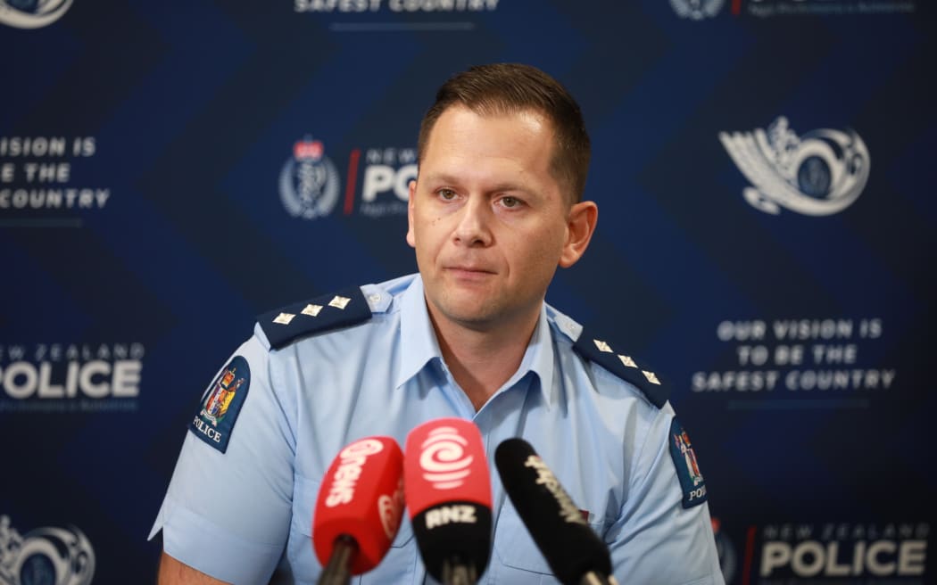 Inspector Will Loughrin speaks to media after a reported sighting of Tom Phillips, who was reported missing along with his three children, on 18 January 2022. Photo: RNZ/ Nick Monro