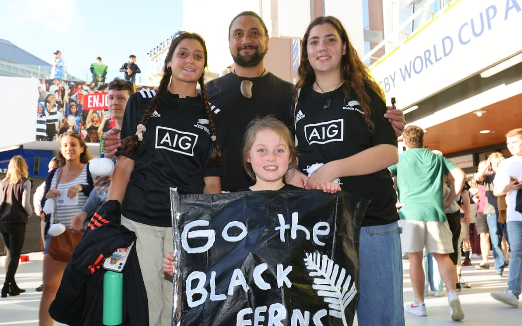 Fans et supporters néo-zélandais.  Nouvelle-Zélande Black Ferns contre Angleterre, Coupe du monde de rugby féminin Nouvelle-Zélande 2021 (jouée en 2022) Grand match de finale à Eden Park, Auckland, Nouvelle-Zélande, le samedi 12 novembre 2022. (Photo : Photosport)