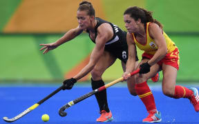 Spain's Gigi Oliva (R) vies for the ball with New Zealand's Petrea Webster during the women's field hockey Spain vs New Zealand match of the Rio 2016 Olympics Games at the Olympic Hockey Centre in Rio de Janeiro on August, 10 2016.