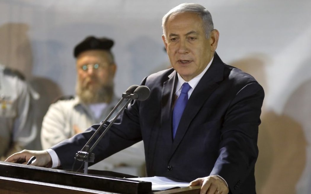 Prime Minister Benjamin Netanyahu (R)