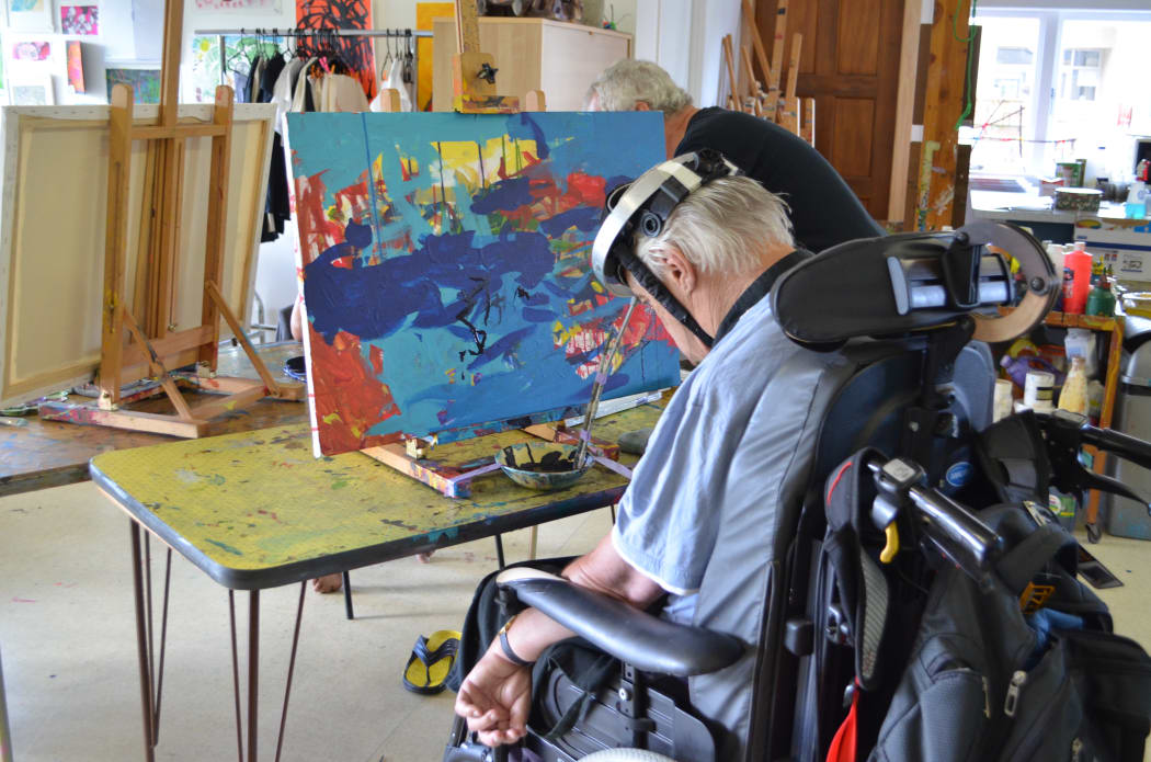 John Penman painting in "Studio Practice" class at Mapura Studios
