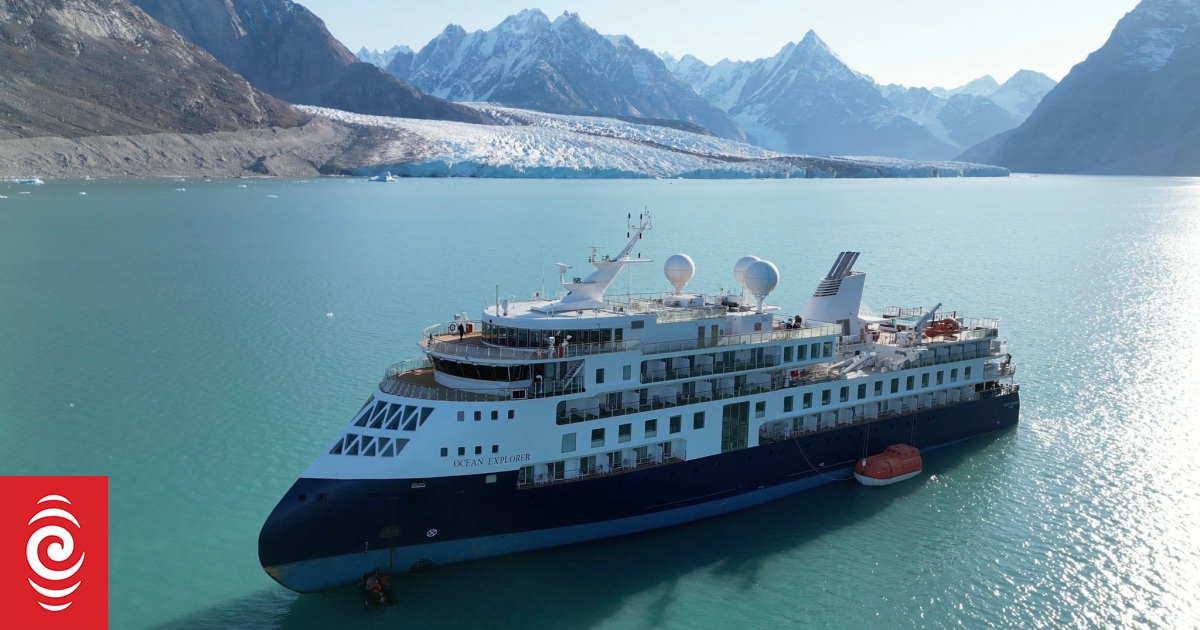 Crucero de Groenlandia liberado tras tres días atrapado en el barro