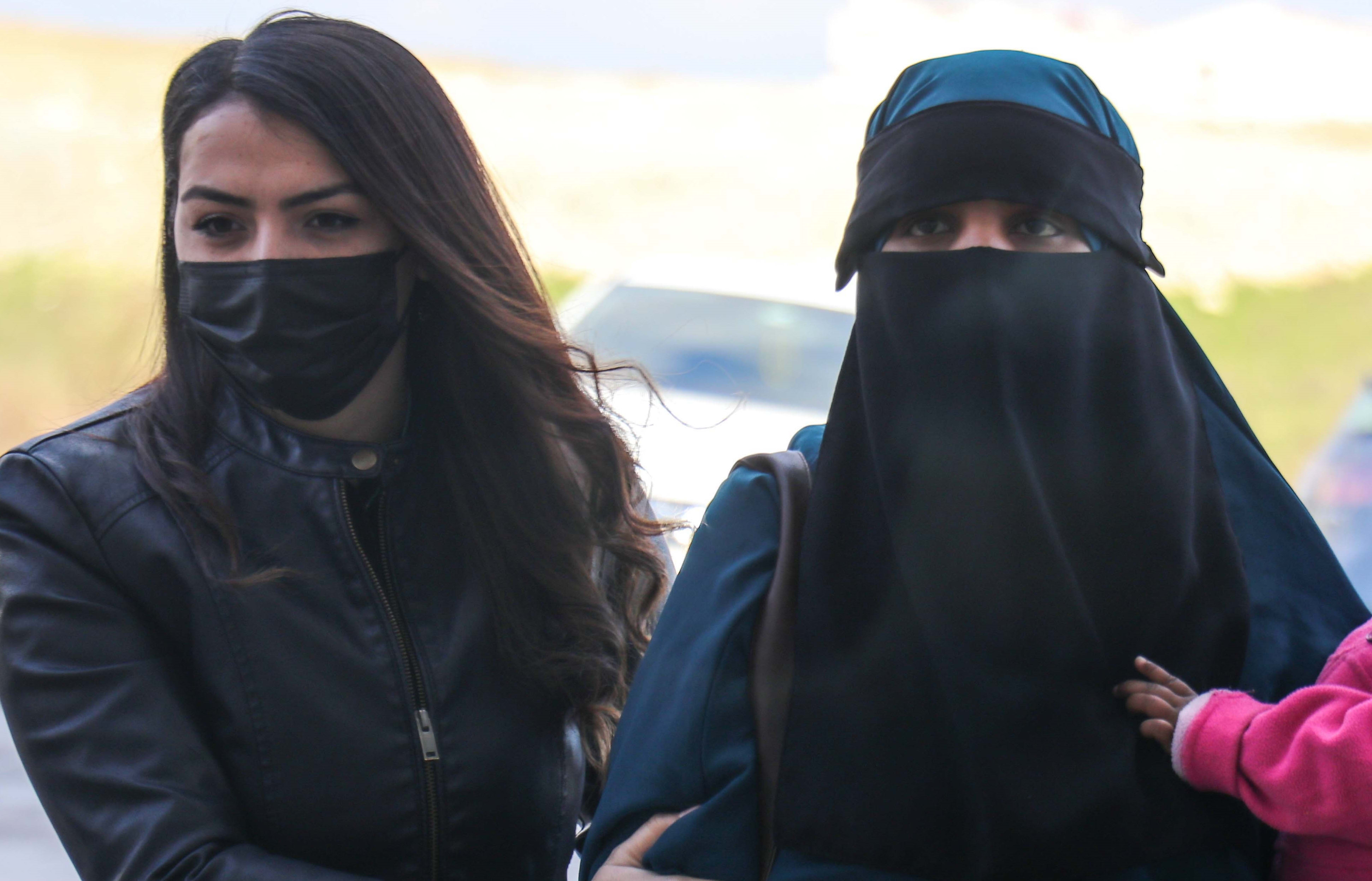 A 26-year-old New Zealand citizen and two children were taken to court at Hatay under security measures. Turkye's Ministry of National Defence said they tried to enter from Syria illegally.