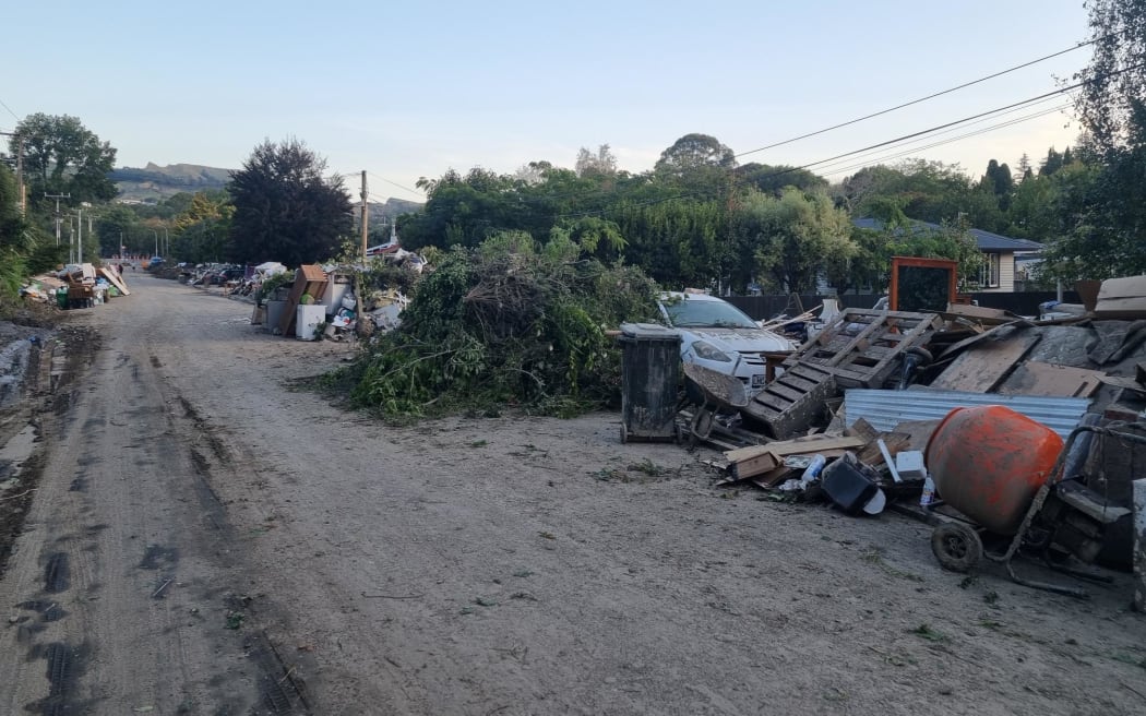 Joll Road, Havelock North 的图片。 该镇基本上没有受到飓风的影响，但有一小部分地区就没那么幸运了。 这条街背靠 Mangarau Stream，被毁坏了。 与邻近街道上修剪整齐的草坪和修剪整齐的树篱形成鲜明对比。