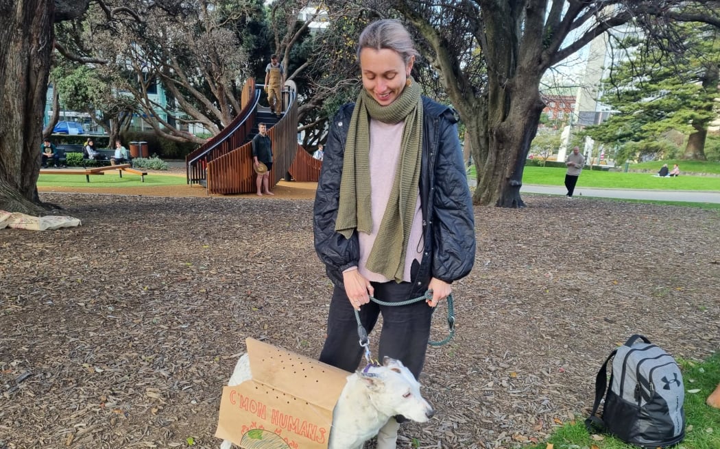 Shadoe 和狗 Olive 在维多利亚公园的气候抗议活动中。