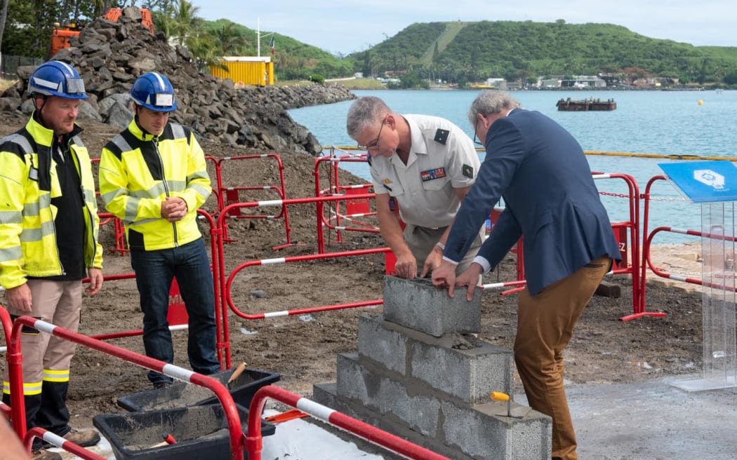 Le commandant militaire pose la première pierre du poste d'amarrage.