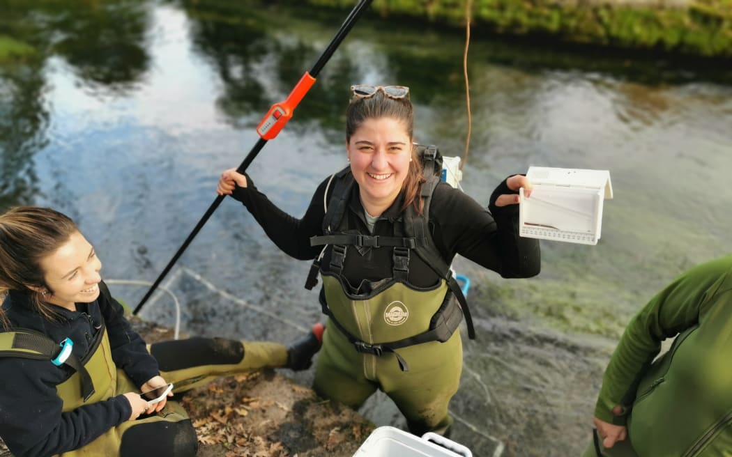 India Hamill (Marlborough District Council) holds a Lamprey & elver Photarium being used to measure a lamprey larva during a monitoring methods training workshop led by former NIWA Freshwater Ecologist Emily White (L).