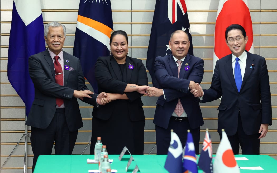 De izquierda a derecha: el Secretario General del Foro de las Islas del Pacífico, Henry Buna, el Ministro de Relaciones Exteriores y Negociador Jefe de las Islas Marshall, Kitlong Kapua, el Primer Ministro de las Islas Cook, Mark Brown, y el Primer Ministro japonés, Fumio Kishida, en una reunión del Foro de las Islas del Pacífico en Tokio