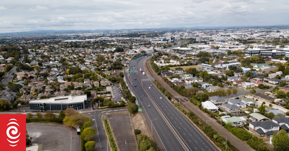 Three escaped prisoners still on the run after fleeing van on Auckland’s Southern Motorway