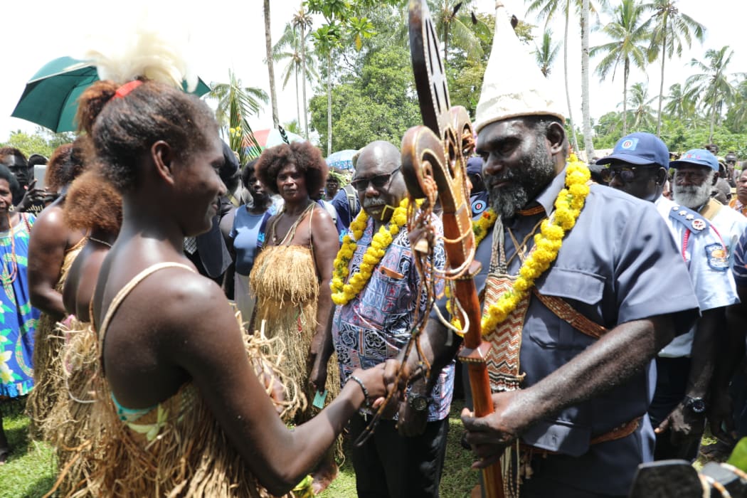 Bougainville President Ishmael Toroama (right) meets members of the Tonu community at a reconciliation ceremony, 22 January 2021.