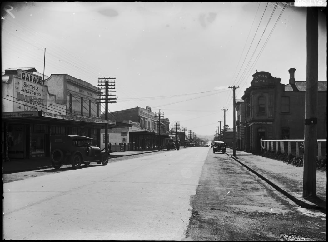 Looking along Great South Road, Otahuhu, Auckland, c.1928