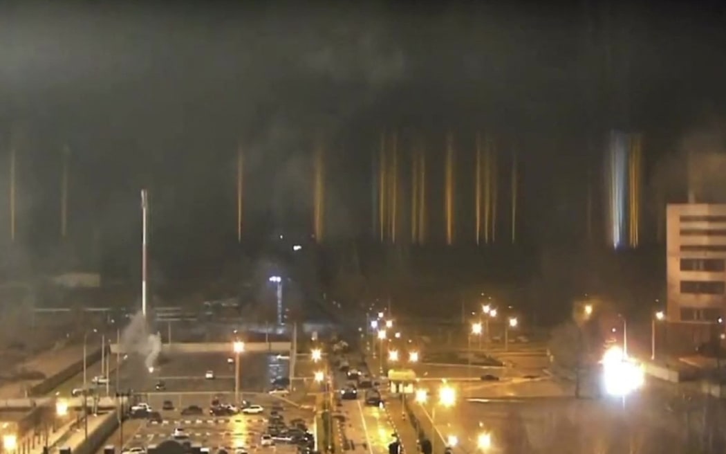 ZAPORISHZHYA, UKRAINE - 4 marca: Zrzut ekranu przechwycony z wideo pokazuje scenę elektrowni jądrowej Zaporoże podczas szalejącego pożaru po starciach wokół obiektu w Zaporożu na Ukrainie 4 marca 2022 r.