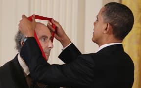US President Barack Obama presents the 2010 National Humanities Medal to novelist Philip Roth.