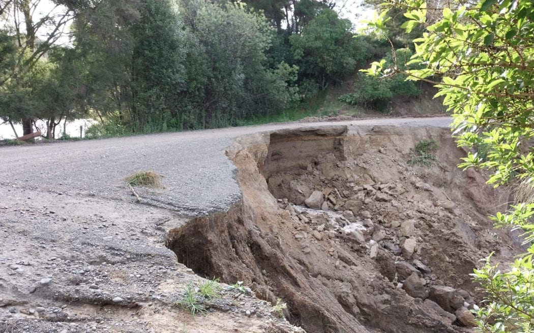 Waihau Road 受损，该路作为大坝抵御内皮尔附近达特穆尔的一个小湖。