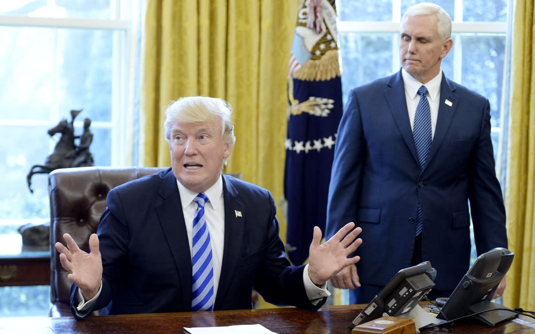 WASHINGTON, DC – 24 DE MARZO: El presidente de los Estados Unidos, Donald Trump, reacciona con el vicepresidente Mike Pence (derecha) después de que los republicanos retiraran abruptamente su proyecto de ley de atención médica del piso de la Cámara, en la Oficina Oval de la Casa Blanca el 24 de marzo de 2017 en Washington , CC.