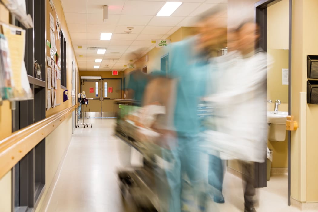 Szpitale wciąż pod ogromną presją: „Dosłownie umieszczam pacjentów na korytarzach”