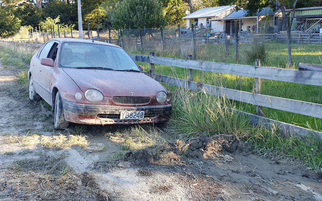 蒂努伊 (Tīnui) 外一辆废弃的泥泞汽车显示了怀拉拉帕 (Wairarapa) 东海岸附近的华勒马河 (Whareama River) 的水位。