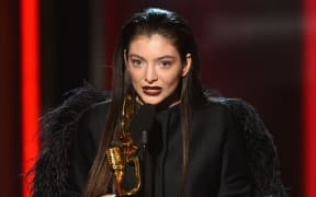 Lorde accepting the award for top new artist.