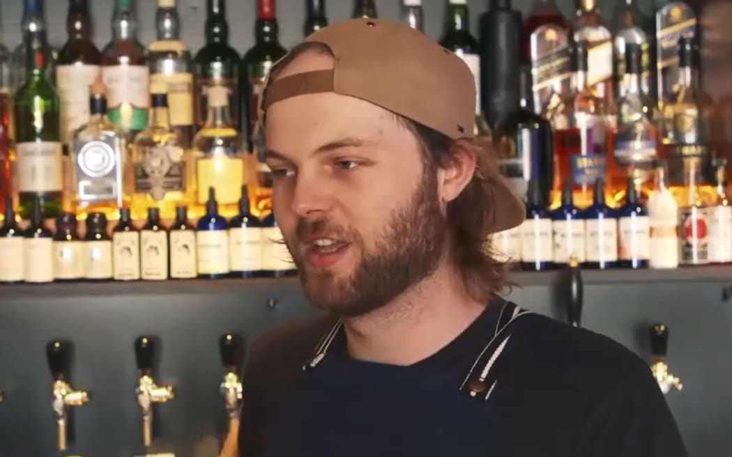 Callum Ireland, qui est le gérant du bar d'Auckland, le Parasol and Swing, dit que les clients sont souvent déconcertés par les règles de vente d'alcool à Pâques.