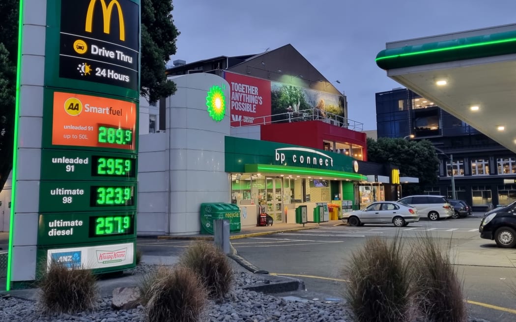 3 月 15 日，惠灵顿 Taranaki St 的 BP 加油站，在政府将燃油税每升降低 25 美分后，