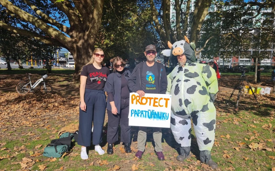 气候活动家聚集在奥克兰的维多利亚公园。
