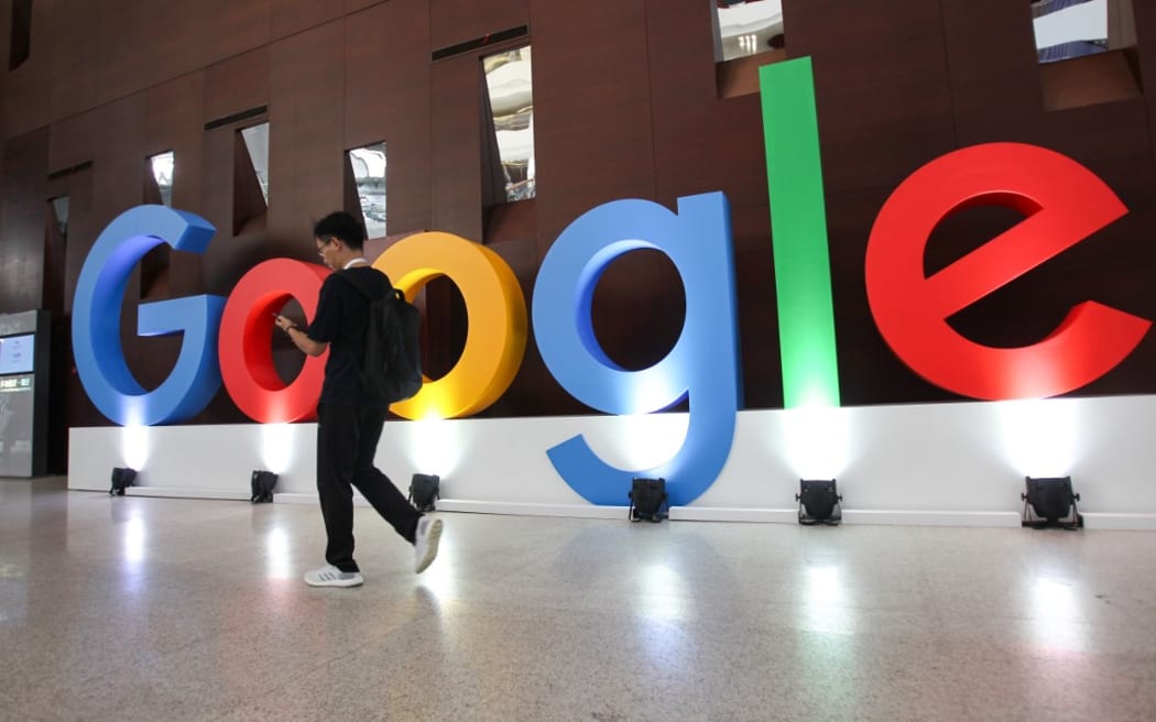 Un homme passe devant le logo Google mis en place pour la Journée des développeurs Google à Shanghai, en Chine, le 10 septembre 2019.