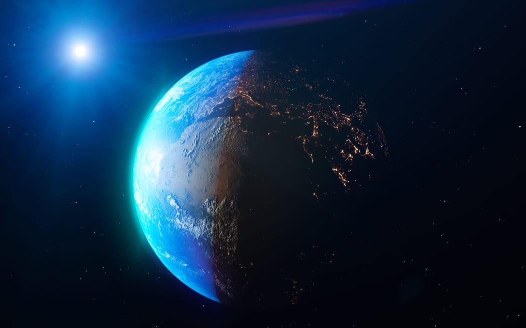 Vista satelital de la Tierra desde el espacio.  El sol sale sobre Europa y el norte de África.  Las ciudades se iluminan por la noche.  el amanecer
