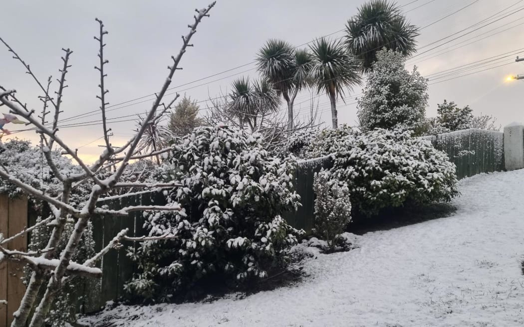 Residents in Dunedin's hill suburbs are waking to fresh snow this morning.