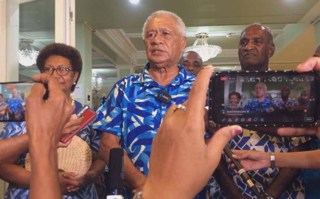 Anare Jale (centro), negociadora jefe de Sodelpa y exdiputada, Ro Teimumu Kepa (izquierda), exlíder de Sodelpa y presidente de Ratu Manoa Rorogaca Sodelpa anuncian la elección del partido como socio de coalición en Suva.  20 de diciembre de 2022