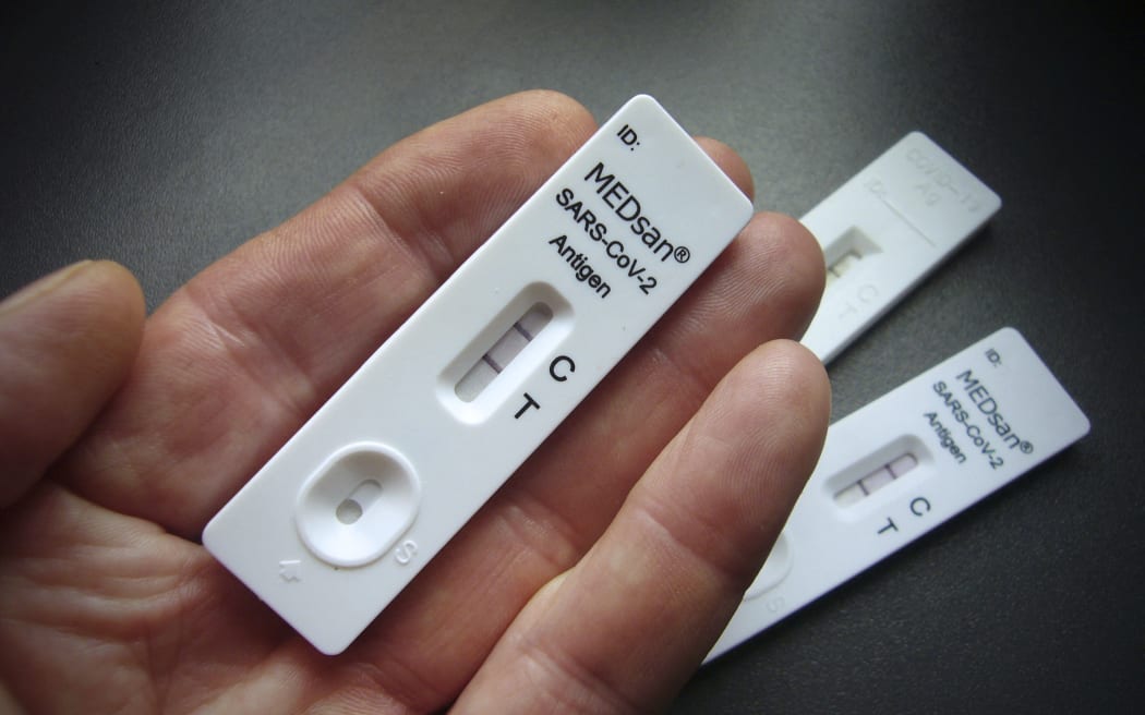 Topic picture, symbolic photo: Corona positive. Positive result after antigen rapid test - 2 red stripes are displayed. Coronatest.Corona quick test, quick test, antigen quick test. Rapid Covid-19 Antigen Test, (Photo by Frank Hoermann / SVEN SIMON / SVEN SIMON / dpa Picture-Alliance via AFP)