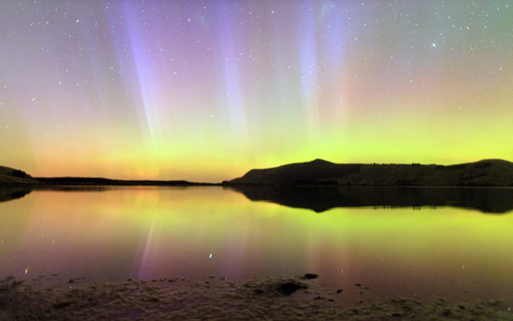 Aurora Australis (Güney Işıkları), 27 Şubat 2023'te Yeni Zelanda semalarında görünüyor.