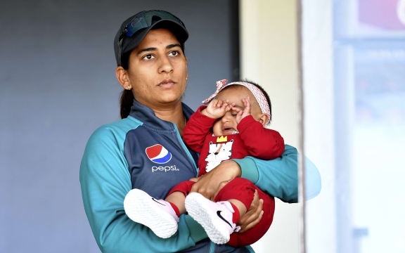 Il pachistano Iram Javid si prende cura della figlia del compagno di squadra Basma Marouf Fatima nel reparto durante la partita della Coppa del mondo di cricket femminile tra Nuova Zelanda e Pakistan all'Hagley Oval di Christchurch nel 2022.