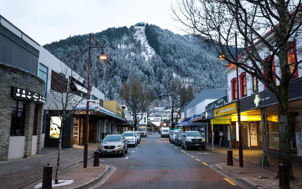 Recruitment drive aims to bring relief to short-staffed Queenstown  businesses | RNZ News