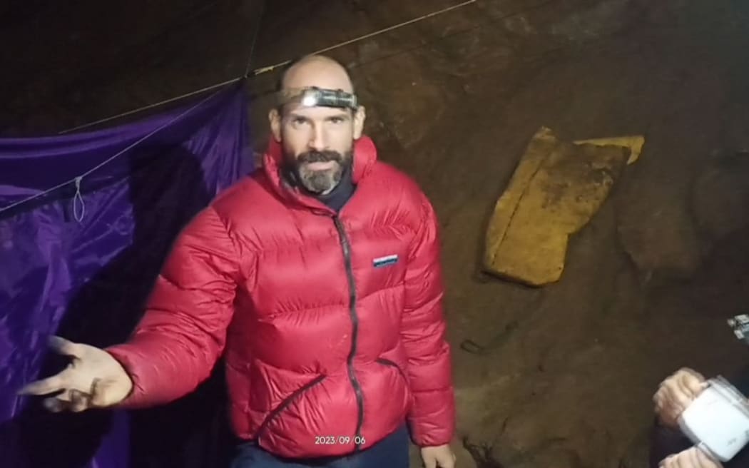 L'homme des cavernes américain Mark Dickey parle à la caméra alors qu'il campe dans la grotte de Murca, dans les montagnes du Taurus, dans le sud de la Turquie.  Un explorateur américain, coincé au fond d'une grotte turque et souffrant d'une hémorragie interne, a déclaré vendredi dans une vidéo diffusée par l'Agence France-Presse qu'il en avait besoin. "Beaucoup d'aide" Dehors.  Mark Dickie, 40 ans, a déclaré être tombé malade le 2 septembre alors qu'il explorait la grotte de Murca dans les montagnes du Taurus, dans le sud de la Turquie, avec une équipe internationale.  Dickey est tombé malade à une profondeur de 1 120 mètres (3 675 pieds) et se reposait dans un camp de base situé à 1 040 mètres sous terre.  (Photo tirée du Bulletin/Direction turque des communications/AFP) / Réservé à un usage éditorial - crédit obligatoire "Photo AFP/Direction turque des télécommunications " - Aucune campagne de marketing ou de publicité - Il est distribué comme...