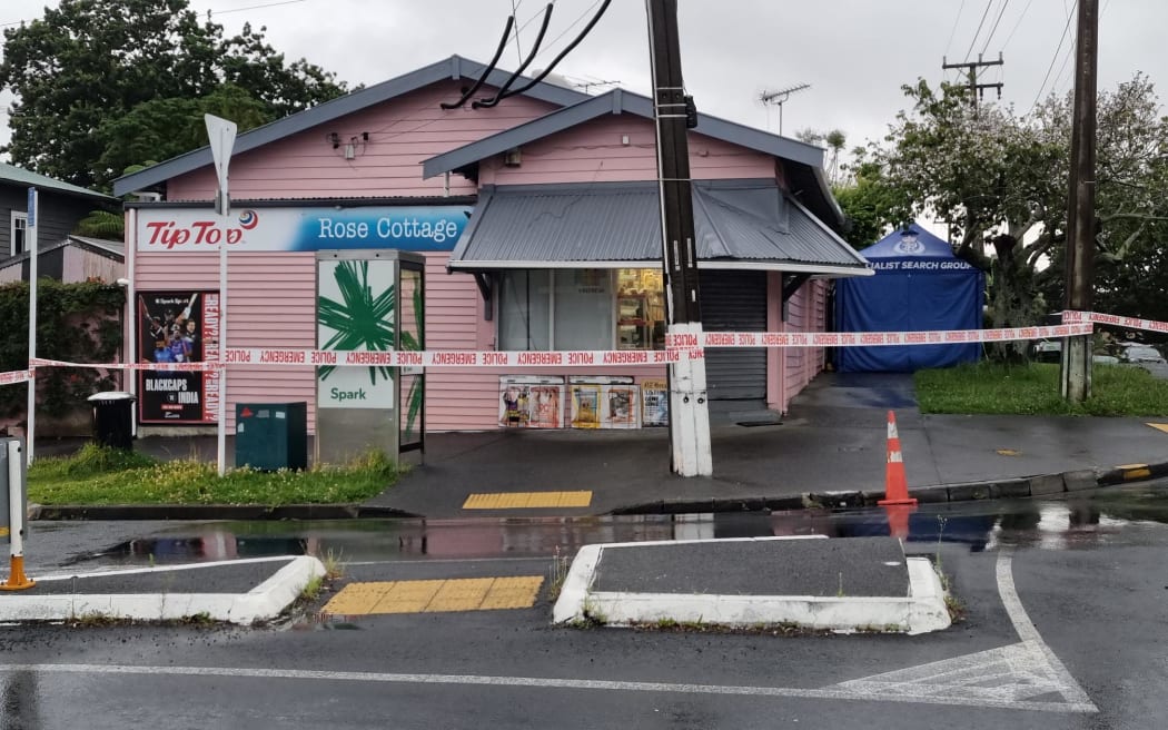警察在奥克兰郊区桑德灵厄姆的一家乳品店外,一名男子被刺死。