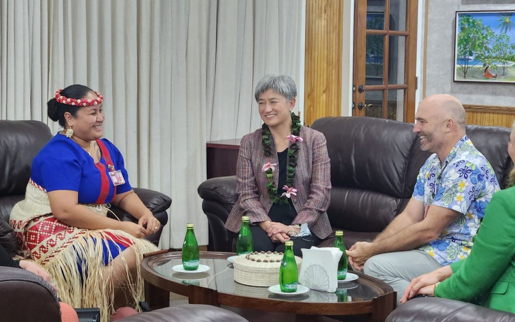 Marshall Islands Foreign Minister Kitlang Kabua welcomed Australian Foreign Minster Penny Wong on arrival in Majuro Wednesday night at the airport VIP Lounge. With them is Australian Ambassador to the Marshall Islands Brek Batle