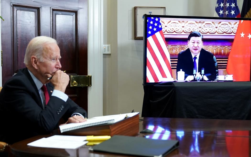 (Pliki) Na tym zdjęciu z pliku z 15 listopada 2021 r. prezydent USA Joe Biden spotyka się z prezydentem Chin Xi Jinpingiem podczas wirtualnego szczytu z pokoju Roosevelta w Białym Domu w Waszyngtonie.