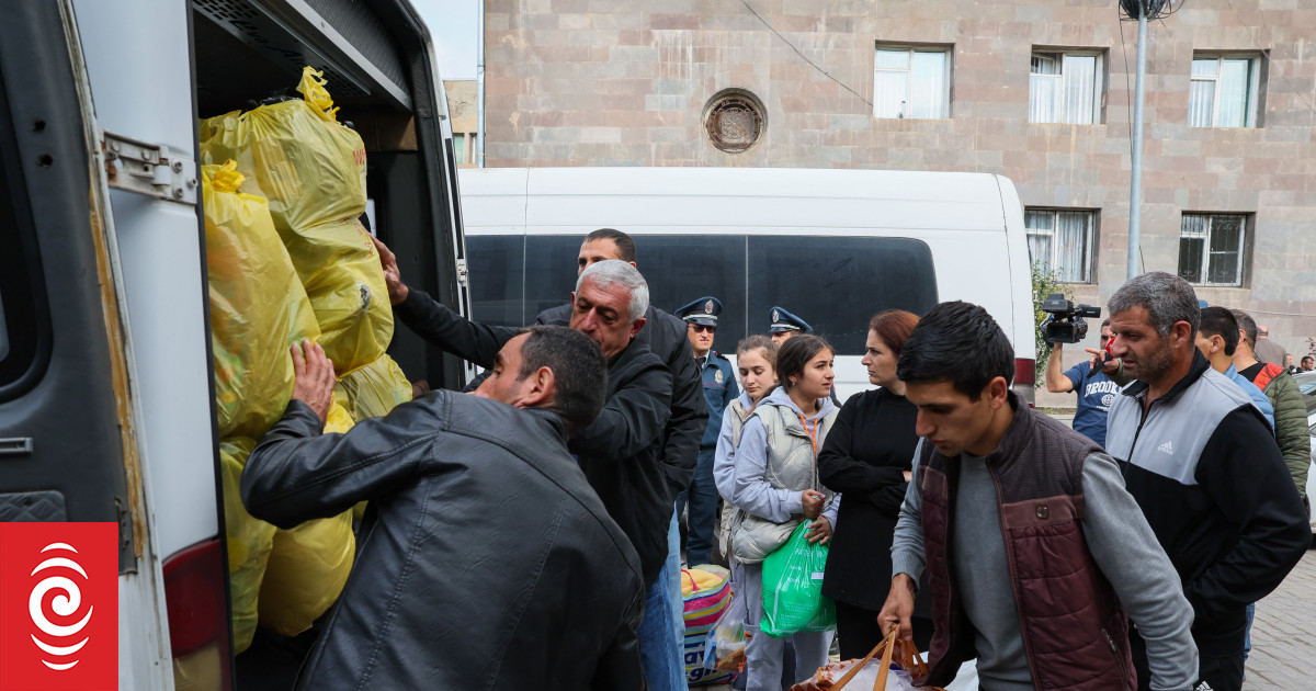 Nagorno-Karabakh: More than 40,000 refugees flee to Armenia - BBC News