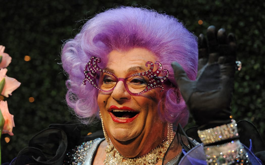 （澳大利亚喜剧演员、演员和作家Barry Humphries于2012年7月5日在悉尼举行的新闻发布会上打扮成他的另一个自我Dame Edna Everage。