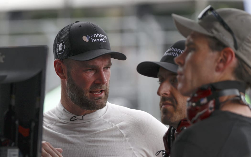 肖恩·範·吉斯伯根 (Shane Van Gisbergen) 在芝加哥街球場舉行的 NASCAR 杯系列賽格蘭特公園 220 排位賽期間與車庫區的工作人員一起工作。
