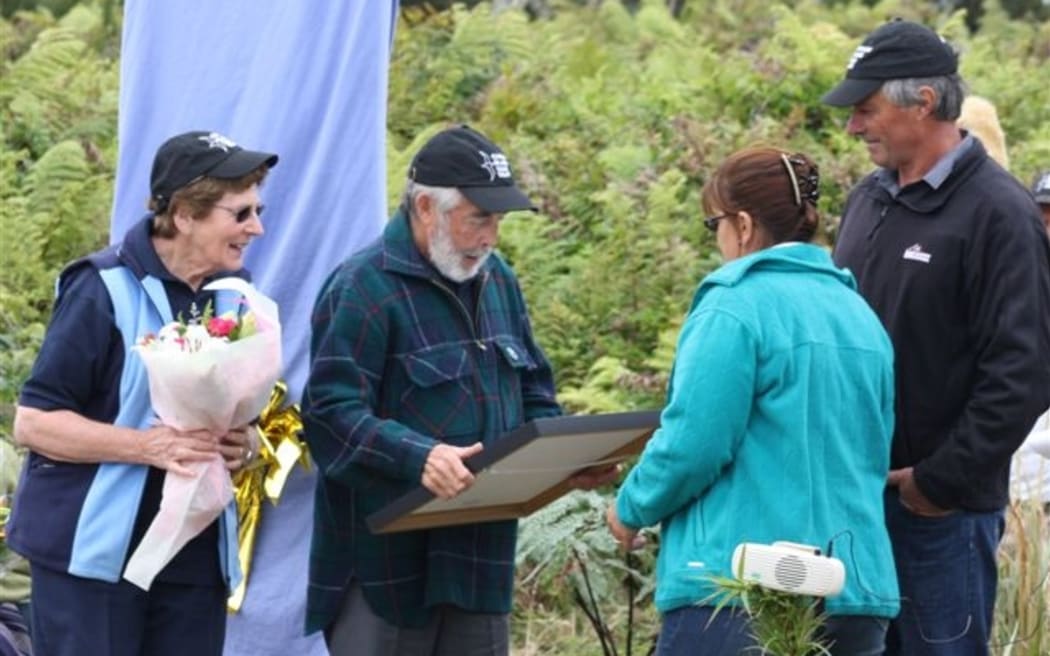 Ruth and David Crockett receive flowers and a certificate from the Chatham Island Tāiko Trust