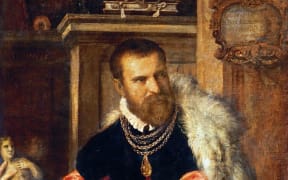 Portrait of Jacopo Strada, 1567: his hands hold the work of art but hiseyes engage the unseen collector in a timeless image of salesmanship